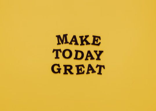 Simple and motivational quote 'Make Today Great' on a minimalist yellow background for inspiration.